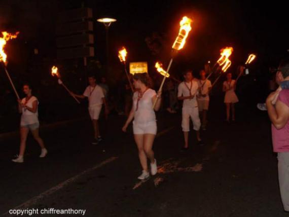 Défilé de porteurs de torches