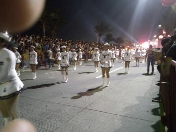 Majorettes qui défilent avec les armoiries du port