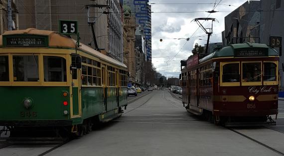 Tram jaune et vert