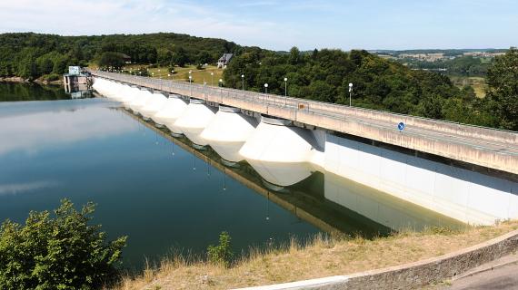 Barrage du lac de Pannecière