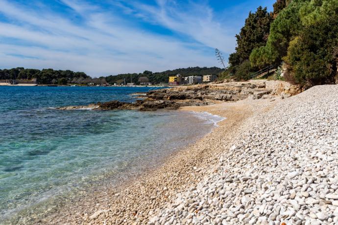 Plage de galets en Istrie