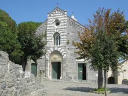 Devanture blanche et noire de l'Eglise de Portovenere