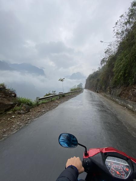 Les routes mouillées et pas très larges ne nous rassurent pas trop...