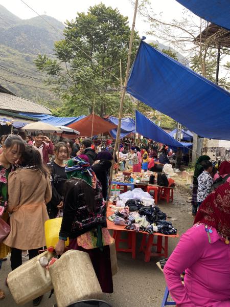 Marché tradionnel ethnique de Tinh Ha 