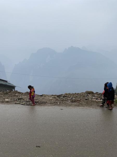 On croise beaucoup d'enfants le long des routes 