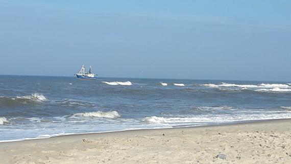 Un bateau de pêche sur la mer du Nord près de Sondervig