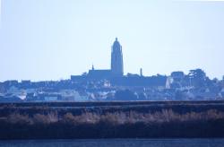 Batz-sur-Mer dans la brume bleutée des marais salants de Guérande.